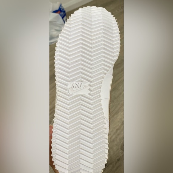 Nike: White and Gold Cortez Basic Junior Trainers- Size 4Y us - Picture 10 of 15